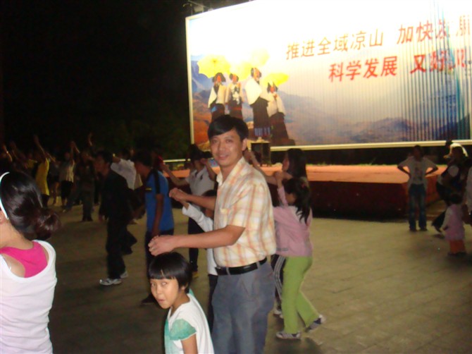 与彝族贫困儿童共度六一